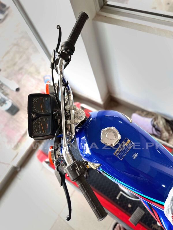 Honda CG125 2026 blue color side view