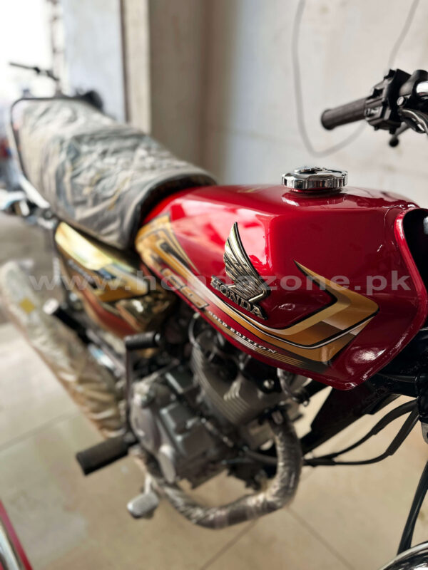 Honda CG125 Self 2026 gold red color side view